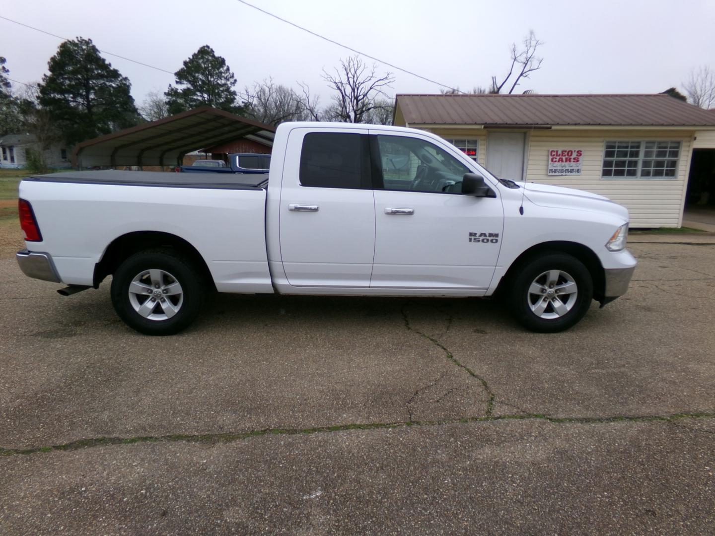 2016 White /Gray RAM 1500 SLT (1C6RR6GGXGS) with an 3.6L engine, 8-speed automatic transmission, located at 401 First NE, Bearden, AR, 71720, (870) 687-3414, 33.726528, -92.611519 - Photo#24